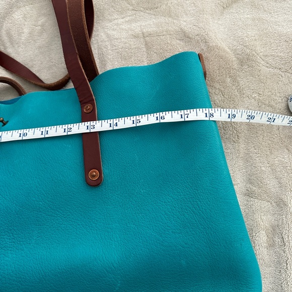 Go Forth Goods Extra Large Avery Leather Tote with Closure - Picture 7 of 10